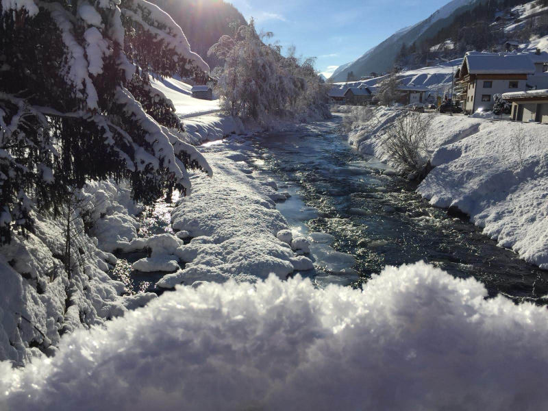 Wildbach Trisanna im verschneiten Winter