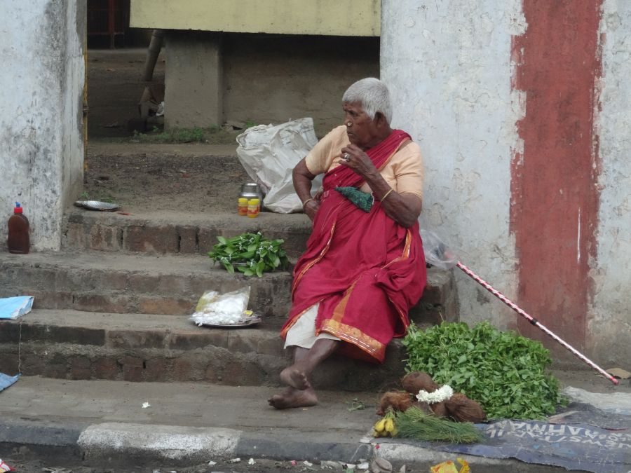 Verkäuferin vor einem Tempel