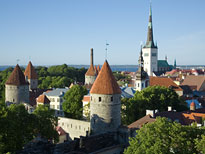 Blick auf die Stadtmauer von Tallinn und die Sankt Olaf Kirche