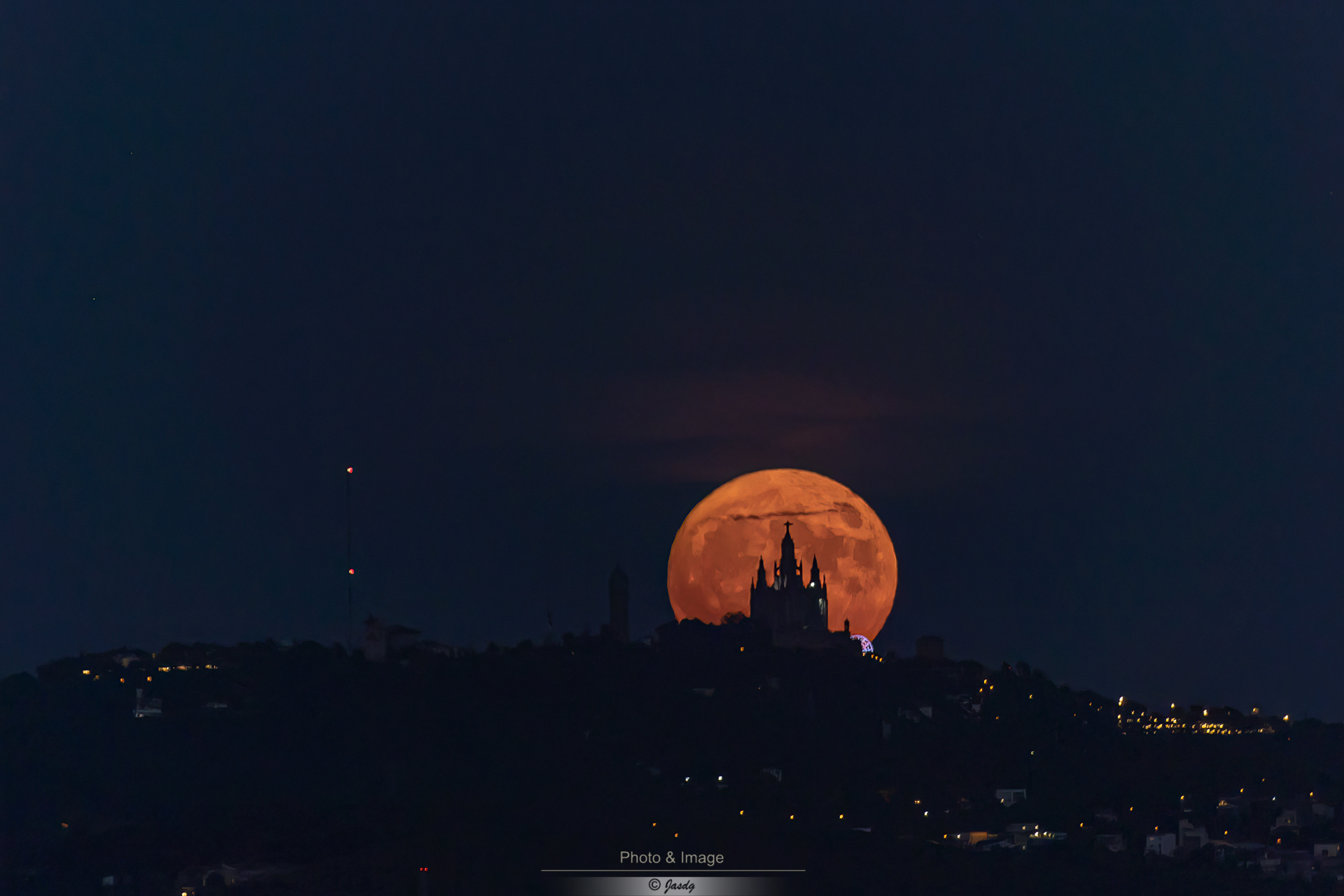 La Luna y el Tibidabo