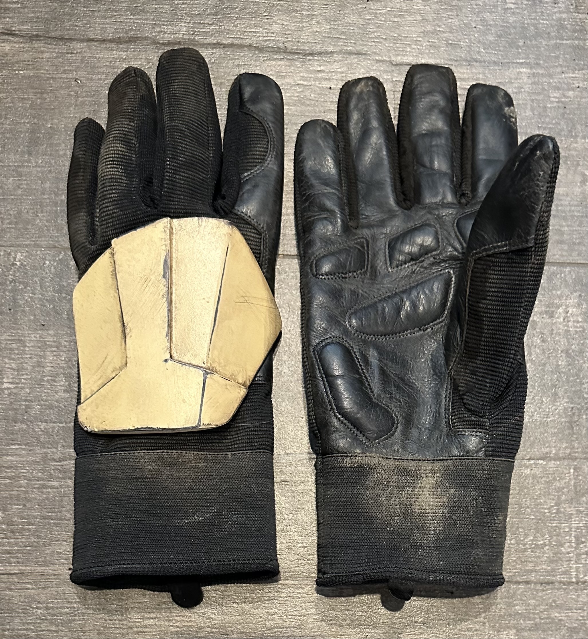 21.-Gloves-1.jpg?rlkey=atnln1bbimu17b6sv